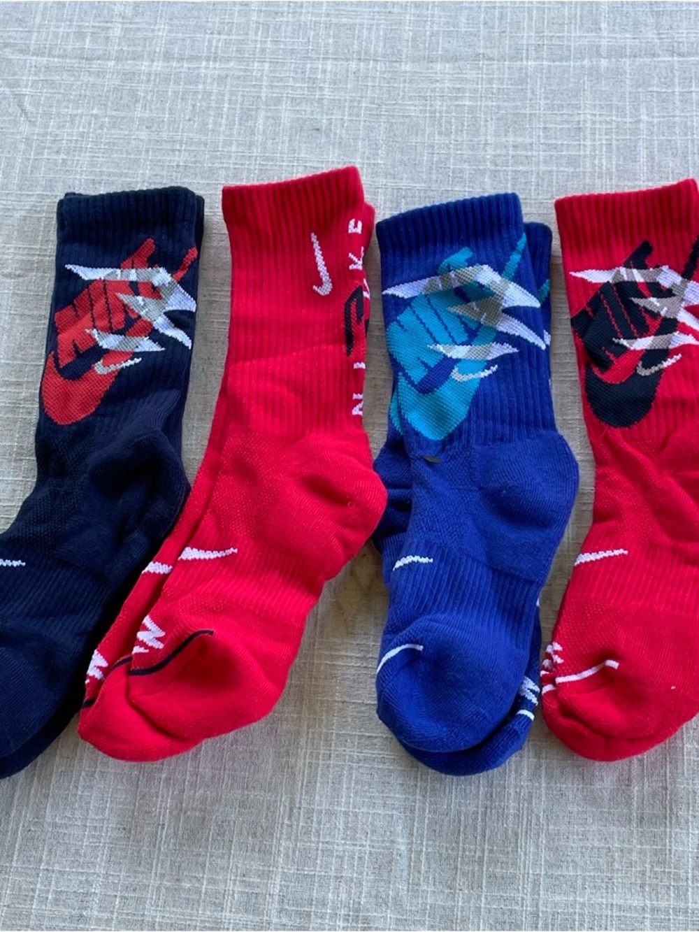 NWOT Youth Boys Medium 9-11 5Y-7Y Nike Socks 4 Pairs Red Blue Navy